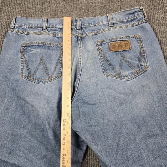 Wrangler Jeans Mens 40x32 Light Wash Relaxed Bootcut Denim Frayed Hem 38x30 - Picture 12 of 13